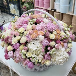 Цветочная корзина из сезонных цветов "Касабланка"